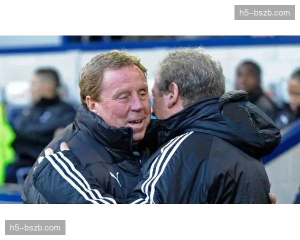 特写：终场哨响，带队保级成功的老帅霍奇森与队员相拥