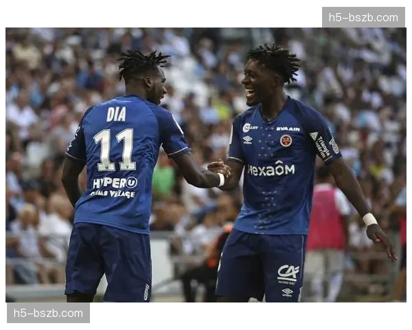 评论:马赛防线提得过前,成为兰斯反击战术的“最佳助攻” 评论:马赛防线提得过前,成为兰斯反击战术的“最佳助攻”