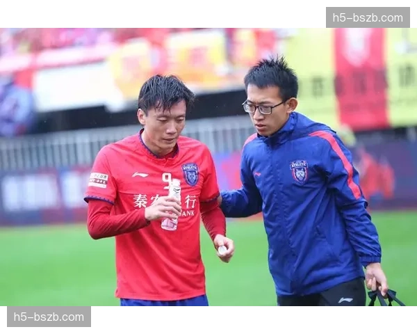 通讯:雨战中的温情,工作人员为客场球迷分发雨衣 通讯:雨战中的温情,工作人员为客场球迷分发雨衣